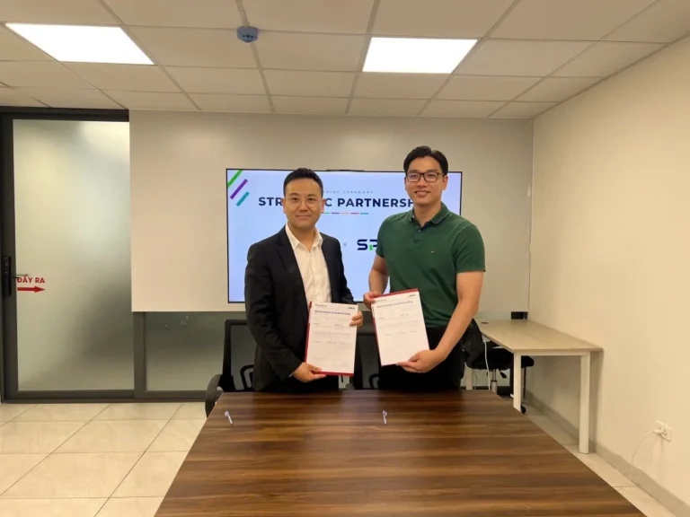 Representatives from Links Inc. and SPAXE AI holding the signed Memorandum of Understanding