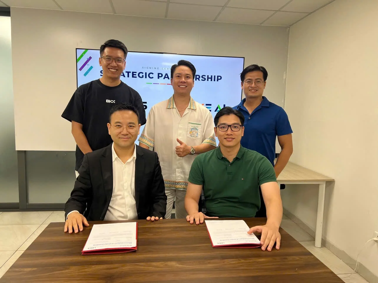 Links Inc. and SPAXE AI representatives at the signing ceremony