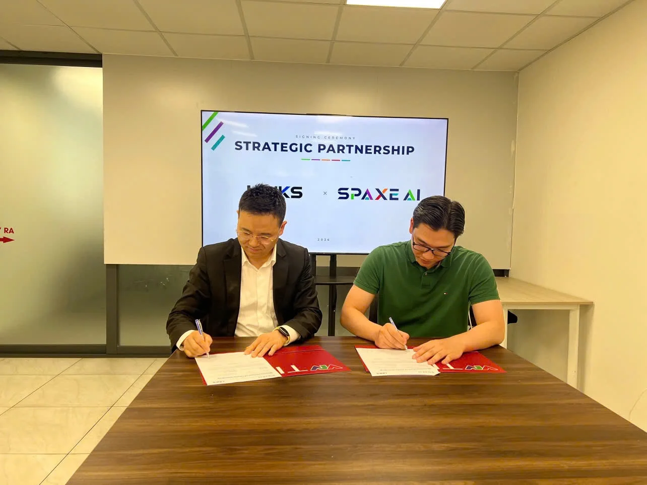 Representatives from Links Inc. and SPAXE AI signing the Memorandum of Understanding